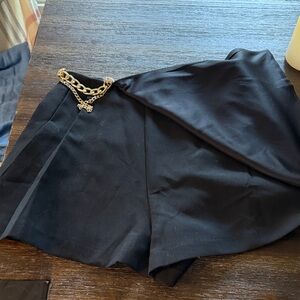 Elegant Black Women's Shorts / skirts with Chain Detail DO+BE